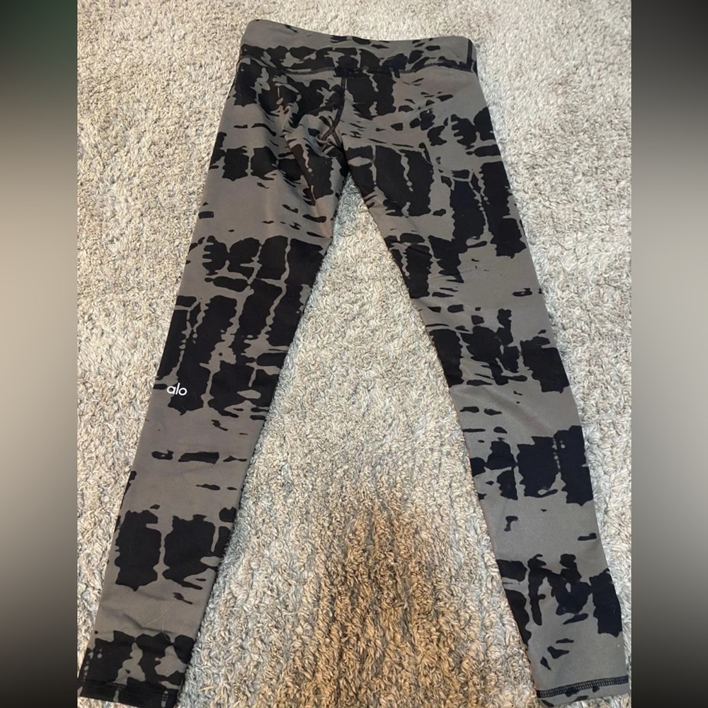 ALO Yoga Black and Gray leggings